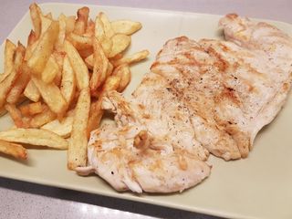 Menú De Pollo A La Plancha Con Patatas Fritas