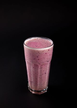 Smoothies cu banane si fructe de padure