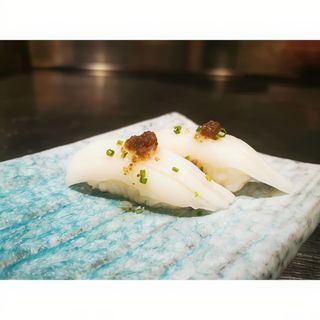 13. Nigiri Pez Mantequilla Con Trufa (2 Pzs.)