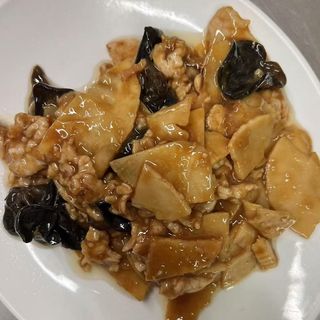 Maiale con bambù e funghi cinesi