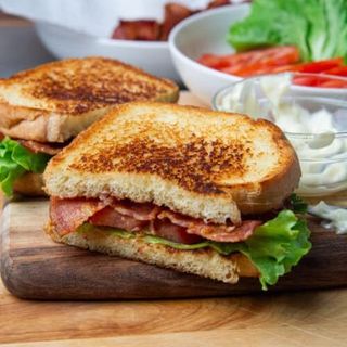 Sándwich de bacon con lechuga mayonesa y tomate 