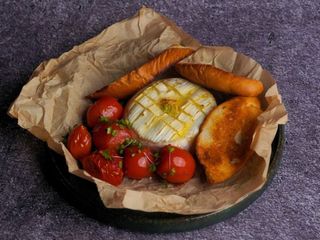 Теплий камамбер із соковитими томатами чері (NEW)