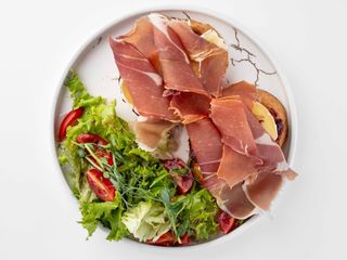 Брускети з прошуто, брі та цибулевим конфітюром (180 г)