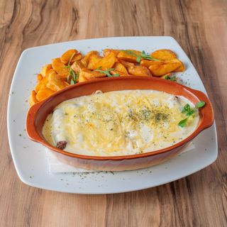 Ćevapi u sosu od pirotskog kačkavalja