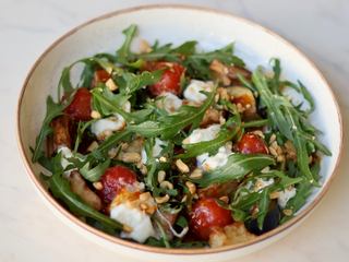 Салат с хрустящими баклажанами и страчателлой 