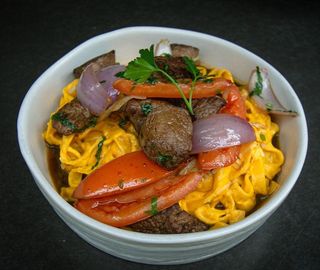 Fetuccini A La Huancaína Con Lomo Saltado