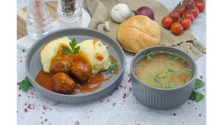 Supa cu fidea,chiftelute de porc cu sos tomat,cartofi piure cu unt,chifla