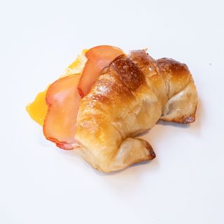 Medialuna de lomito & cheddar