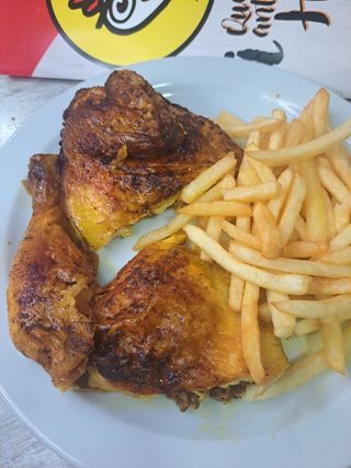 Medio pollo asado + guarnicion 