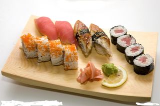 Plato Combinado 9 (Tobiko con Salmón, Maki de Atún y Sushi