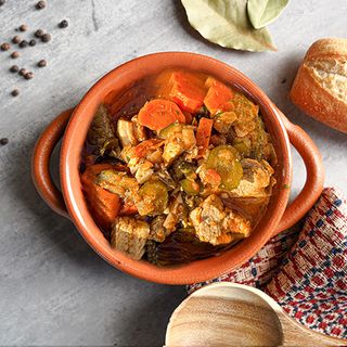 Tocănița oltenească de porc și castraveți murați