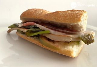 Montado De Lomo Con Pimientos Y Mayonesa