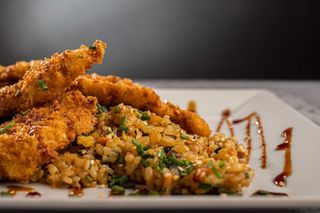 Kurczak w tempurze z makaronem i warzywami