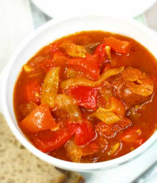 Leczo 400 g  ze świeżych warzyw z kabaczkiem i kiełbaską , pieczywem