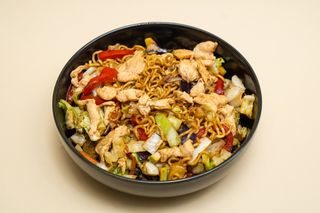 Nudle sa povrćem i piletinom