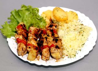 Pileći ražnjići sa prilogom