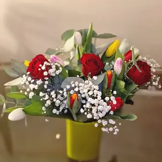 Tulipani e rose rosse