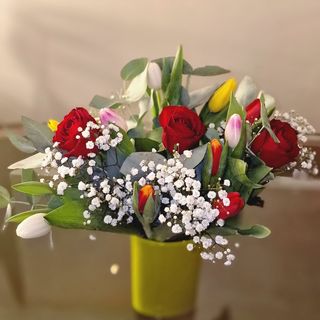 Tulipani e rose rosse