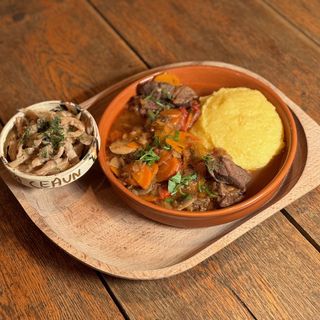 Tocăniță de oaie cu mămăligă și bureți în oțet