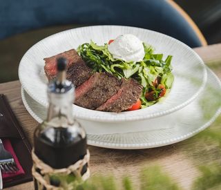 Salata sa ramstekom i aromatičnim krem sirom 350 gr