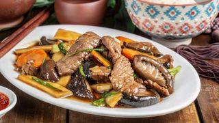 58. Ternera Con Bambú Y Setas Chinas