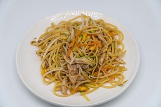 Spaghetti di riso saltati con pollo