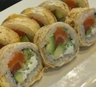 Salmon tamago roll (10szt)