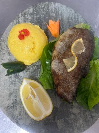 Pastrav cu mamaliga si mujdei