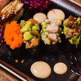 Gunkan de salmón y aguacate (1 pieza)