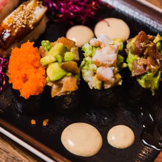 Gunkan de salmón y aguacate (1 pieza)