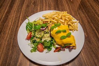 Pierś kurczaka z serem cheddar i grilowanymi warzywami﻿