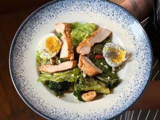 ТЕПЛИЙ  САЛАТ З КУРКОЮ  ТА АВОКАДО (0,360g)