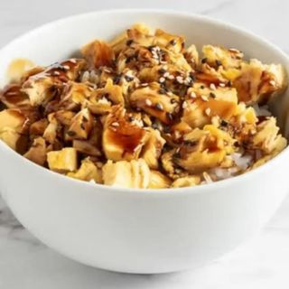 BOWL DE ARROZ CON POLLO Y SALSA TERIYAKI