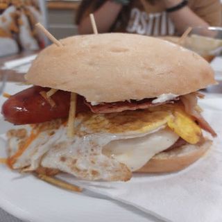 Hamburguesa La Bomba