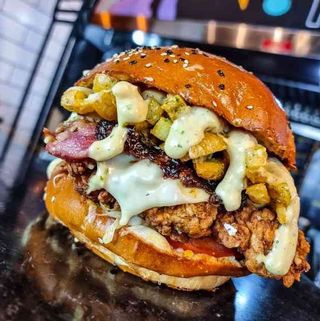 THE MIGHTY GARLIC CRISPY CHICKEN BURGR 550g