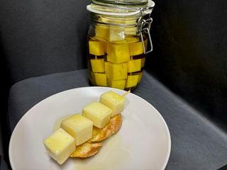 Gilda de queso curado zamorano en aceite de oliva virgen sin filtrar.