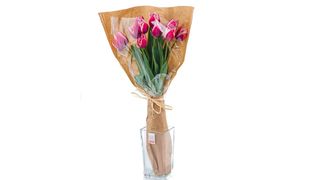 Buket sa roze lalama u natron papiru