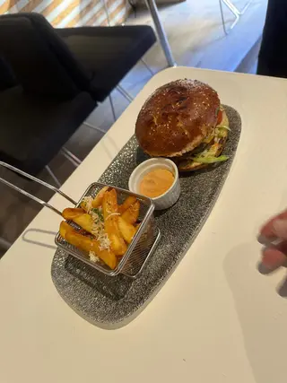 Burger + pomfrit + piće gratis