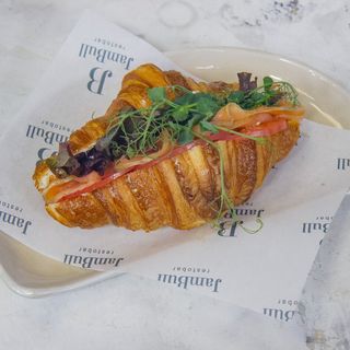 Круассан с лососем