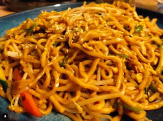 Spaghetti di riso saltati con verdure miste