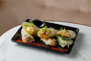 Спрінг-роли з креветками та манго