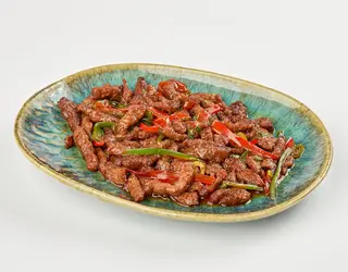 Manzo saltato con peperoncini freschi