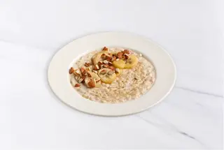 Овсяная каша с бананом и миндалем