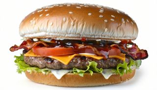 Hamburger con formaggio, insalata, pomodoro, pancetta e ketchup