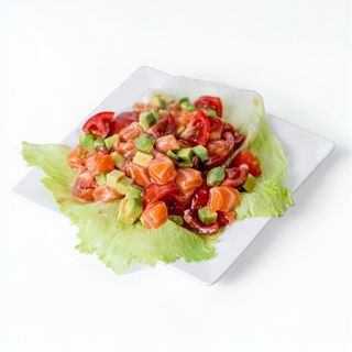 Азиатска салата със сьомга и чери домати