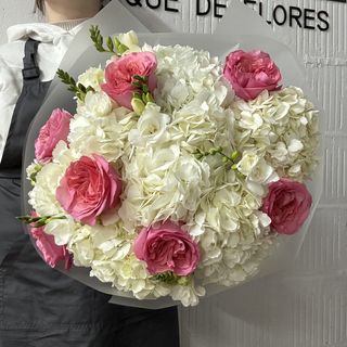 9 гортензій 7 голландських троянд 7 фрезій