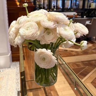 ramo de ranunculos white