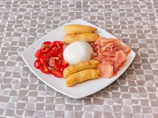 Chiacchiere con burrata, pomodoro ciliegino e prosciutto crudo