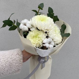 3 білих однобутонних хризантем+бавовна+евкаліпт в упакуванні  кафін №55