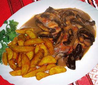 Свинско филе с манатарки, ароматни гъби и пикантни картофи (300гр)